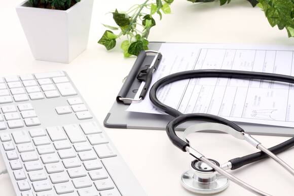 聴診器とキーボード