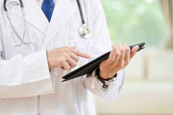 タブレットを見る医師
