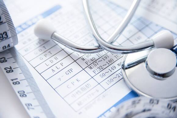健康診断票と聴診器とメジャー