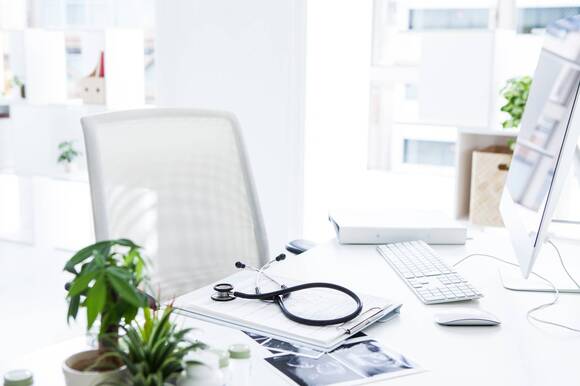 聴診器が置かれたデスク