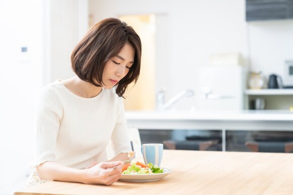 食欲が湧かない女性