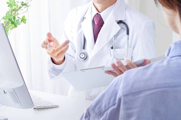 患者さんと話す医師